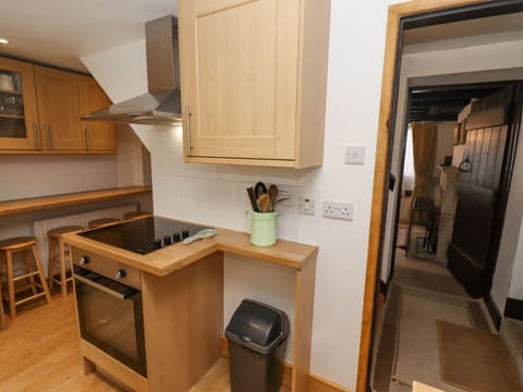 Cottage | Private kitchen | Dishwasher, cookware/dishes/utensils