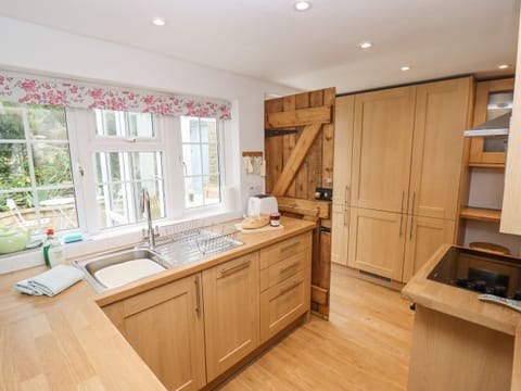 Cottage | Private kitchen | Dishwasher, cookware/dishes/utensils