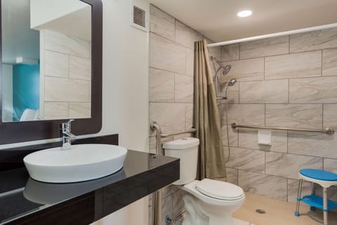 Combined shower/tub, towels