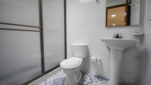 Standard Triple Room | Bathroom | Towels