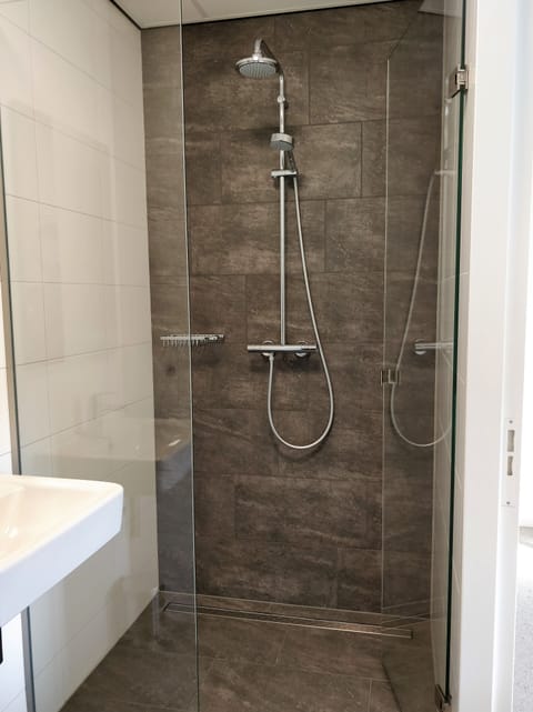 Shower, hydromassage showerhead, free toiletries, hair dryer