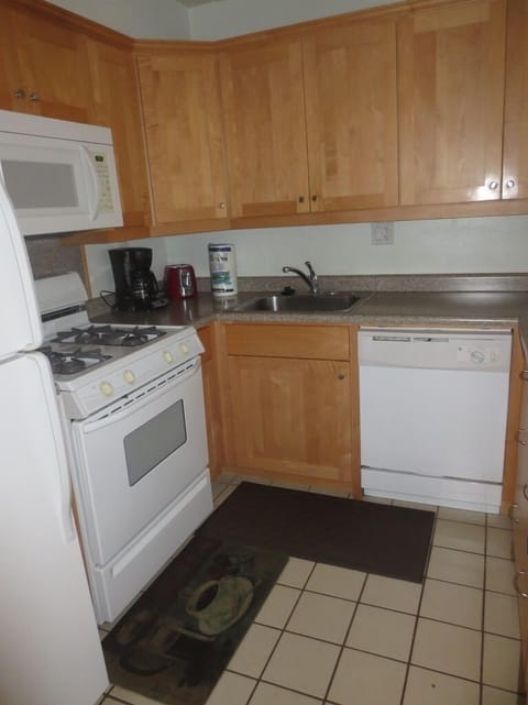 Condo, 1 Bedroom | Private kitchen | Fridge, oven, coffee/tea maker, toaster