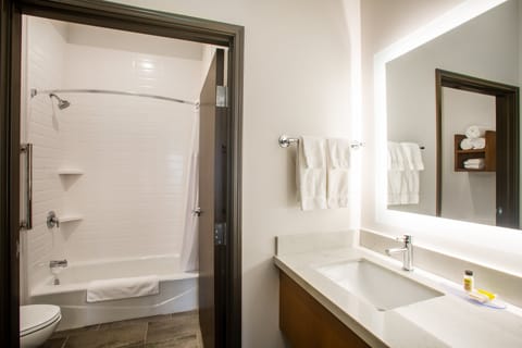 Combined shower/tub, towels