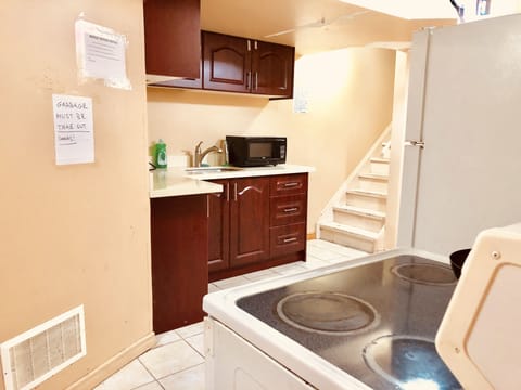 Economy Room | Shared kitchen | Fridge, microwave, oven, stovetop