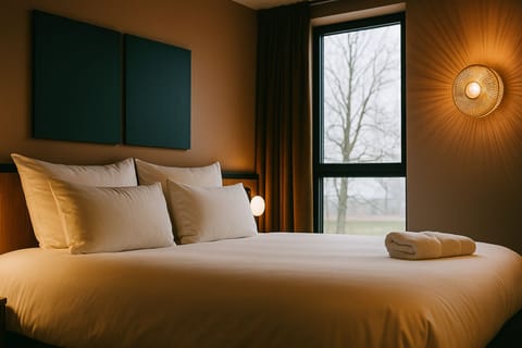 Basic Room | Premium bedding, in-room safe, desk, laptop workspace