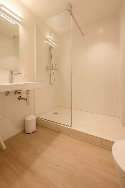 Basic Room | Premium bedding, in-room safe, desk, laptop workspace