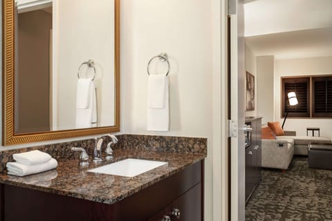 Suite, Multiple Beds, Non Smoking | Bathroom | Free toiletries, hair dryer, towels