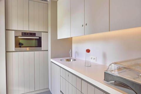 Full-size fridge, microwave, coffee/tea maker, cookware/dishes/utensils