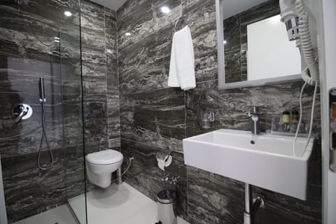 Standard Twin Room | Bathroom | Shower, rainfall showerhead, designer toiletries, hair dryer