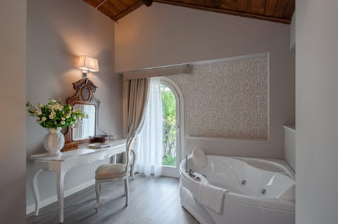 Romantic Studio Suite | Jetted tub