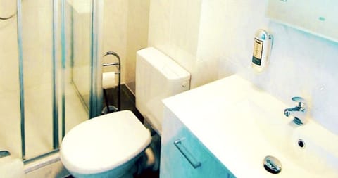 Deluxe Double Room | Bathroom | Shower, hair dryer, towels, soap