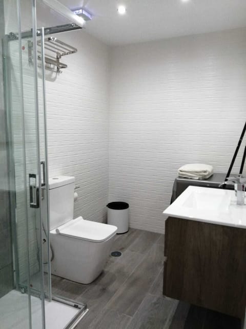 Deluxe Apartment | Bathroom | Bathtub, deep soaking tub, hair dryer, bidet