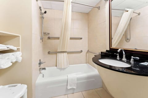 Combined shower/tub, hair dryer, towels