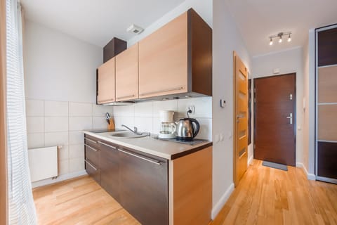 Studio (20, Bałycka 11) | Private kitchenette | Fridge, stovetop, coffee/tea maker, electric kettle