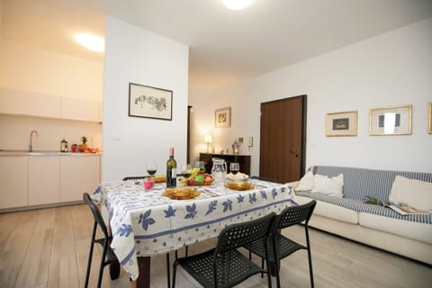 Family Apartment, Multiple Bedrooms, Lakeside (Casa Del Lago) | Dining