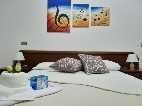 Apartment, 1 Bedroom (Musica) | Premium bedding, down comforters, soundproofing, iron/ironing board