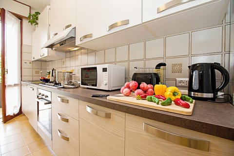 Full-size fridge, microwave, oven, stovetop