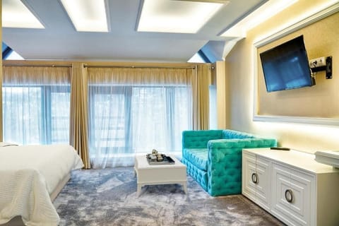 Panoramic Suite | Minibar, in-room safe, desk, laptop workspace