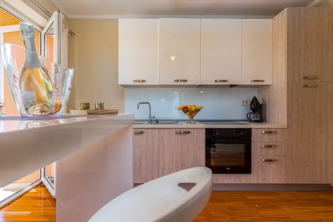 Deluxe Apartment | Private kitchen | Highchair