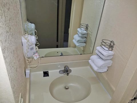 Combined shower/tub, free toiletries, hair dryer, towels