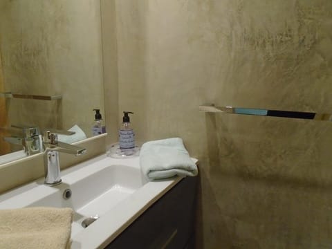 Economy Double or Twin Room (Les Pitchounettes) | Bathroom sink