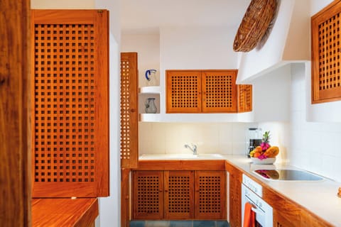 Apartment (CASITA COCODRILO) | Private kitchen | Fridge, microwave, cookware/dishes/utensils, dining tables