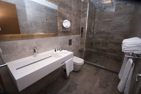 Standard Triple Room | Bathroom | Rainfall showerhead, free toiletries, hair dryer, bathrobes