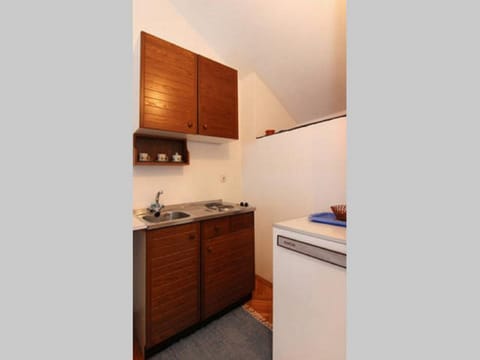 Studio (Studio with Balcony and Sea View) | Private kitchenette | Fridge, stovetop, cookware/dishes/utensils