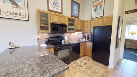 Gold Room, 2 Bedrooms | Private kitchen | Full-size fridge, microwave, stovetop, coffee/tea maker