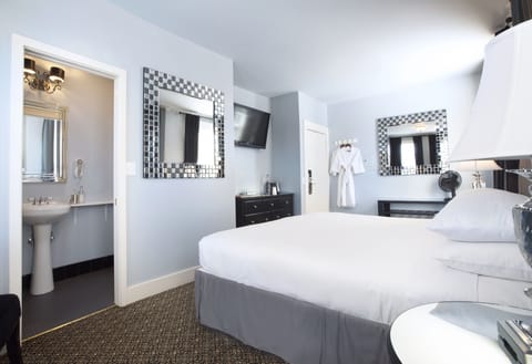 Deluxe Room, 1 King Bed | Egyptian cotton sheets, premium bedding, pillowtop beds