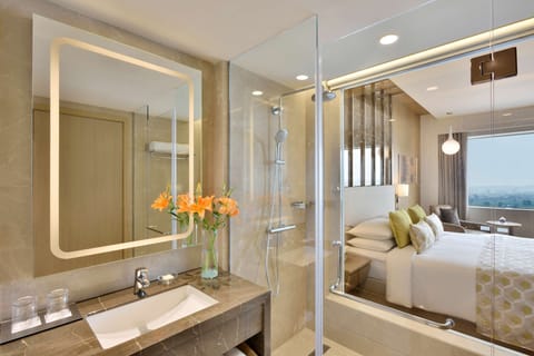 Suite | Bathroom | Combined shower/tub, free toiletries, hair dryer, slippers