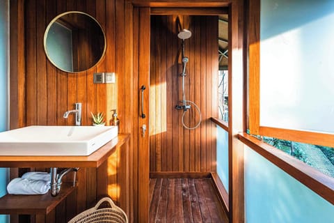 Treehouse Ficus | Bathroom | Shower, rainfall showerhead, free toiletries, hair dryer