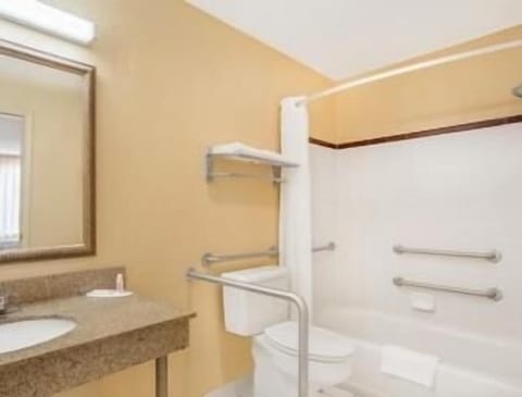 Combined shower/tub, towels