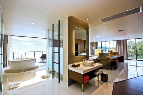 Grand Suite, Sea View | Bathroom | Rainfall showerhead, free toiletries, hair dryer, bathrobes