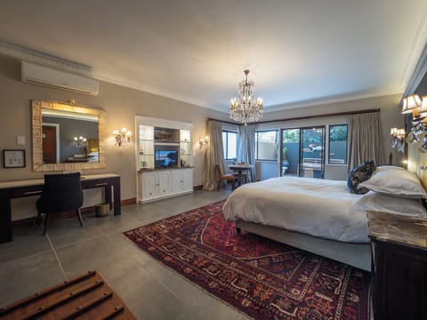 Luxury Suite, 1 King Bed | Egyptian cotton sheets, down comforters, pillowtop beds, free minibar