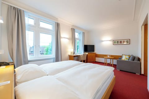 Grand Room | Individually furnished, desk, laptop workspace, blackout drapes