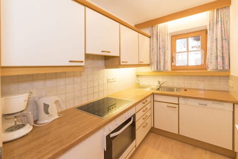 Basic Studio, 1 Bedroom | Private kitchen | Fridge