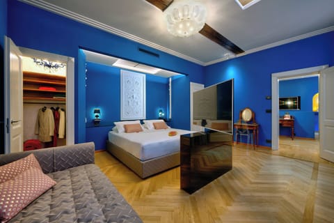 Luxury Apartment, 1 Queen Bed with Sofa bed, Annex Building | Down comforters, minibar, in-room safe, desk