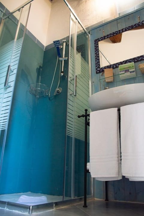 Double Room | Bathroom | Shower, towels