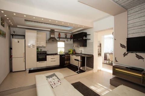 Room, 1 Bedroom, Balcony, City View | Private kitchen