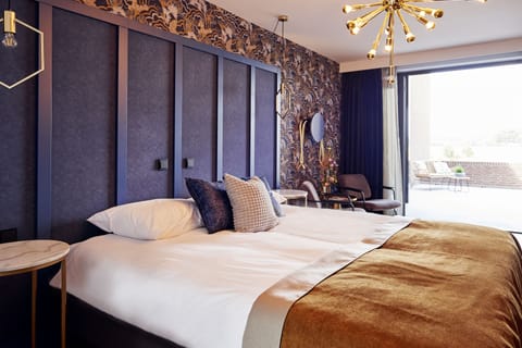 Deluxe Double Room | Minibar, in-room safe, desk, blackout drapes