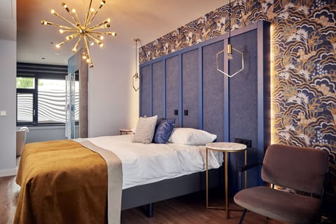 Deluxe Double Room | Minibar, in-room safe, desk, blackout drapes