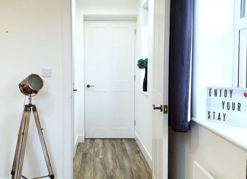 Deluxe Apartment, Private Bathroom, Garden View (olde windmill) | Lobby