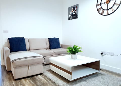 Deluxe Apartment, Private Bathroom, Garden View (olde windmill) | Lounge