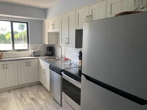 Suite | Private kitchen | Full-size fridge, oven, stovetop, dishwasher