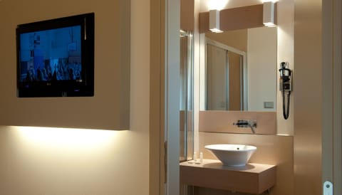 Shower, rainfall showerhead, free toiletries, hair dryer