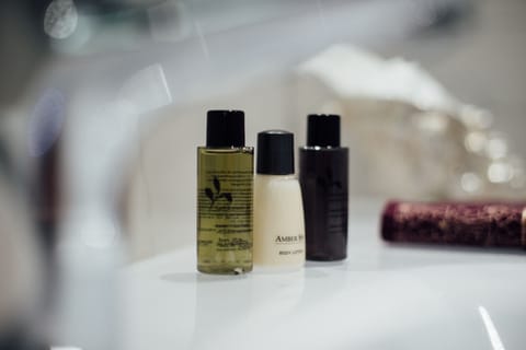 Combined shower/tub, jetted tub, rainfall showerhead, free toiletries