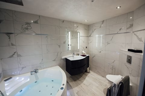 Luxury Suite, Jetted Tub | Jetted tub