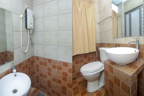 Shower, rainfall showerhead, free toiletries, bidet