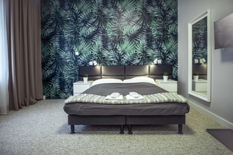 Deluxe Studio Suite, 1 Queen Bed | Free minibar, desk, iron/ironing board, free WiFi